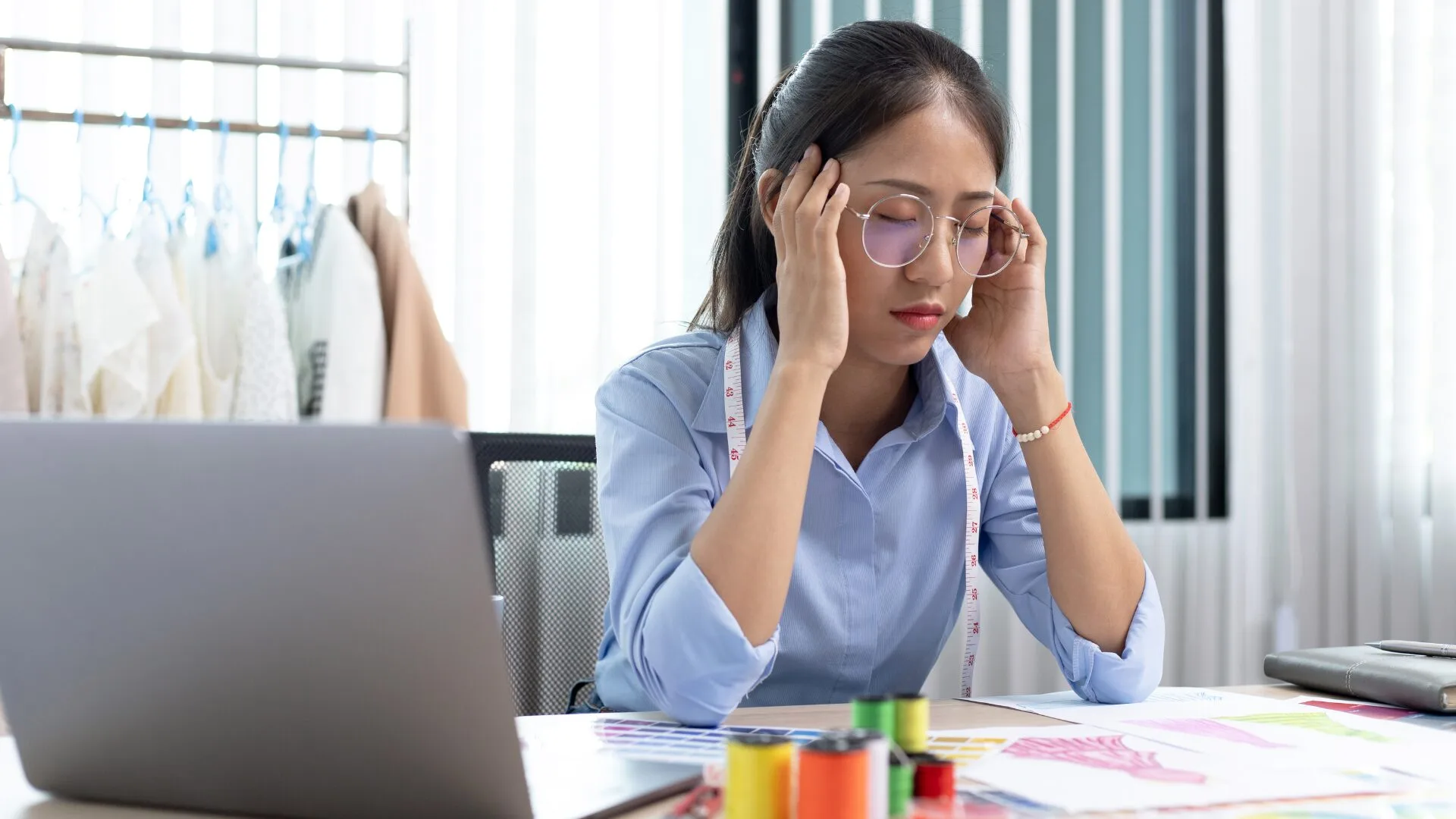 自宅で仕事に悩み、頭を抱える母親