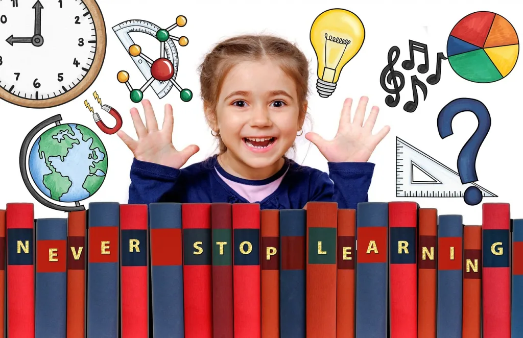 「NEVER STOP LEARNING」と書かれた本の山から顔を出し、学習関連のイラストに囲まれて楽しそうにする女の子